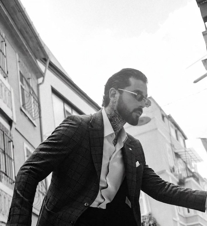 Abii Izidoro em preto e branco, de terno, numa rua